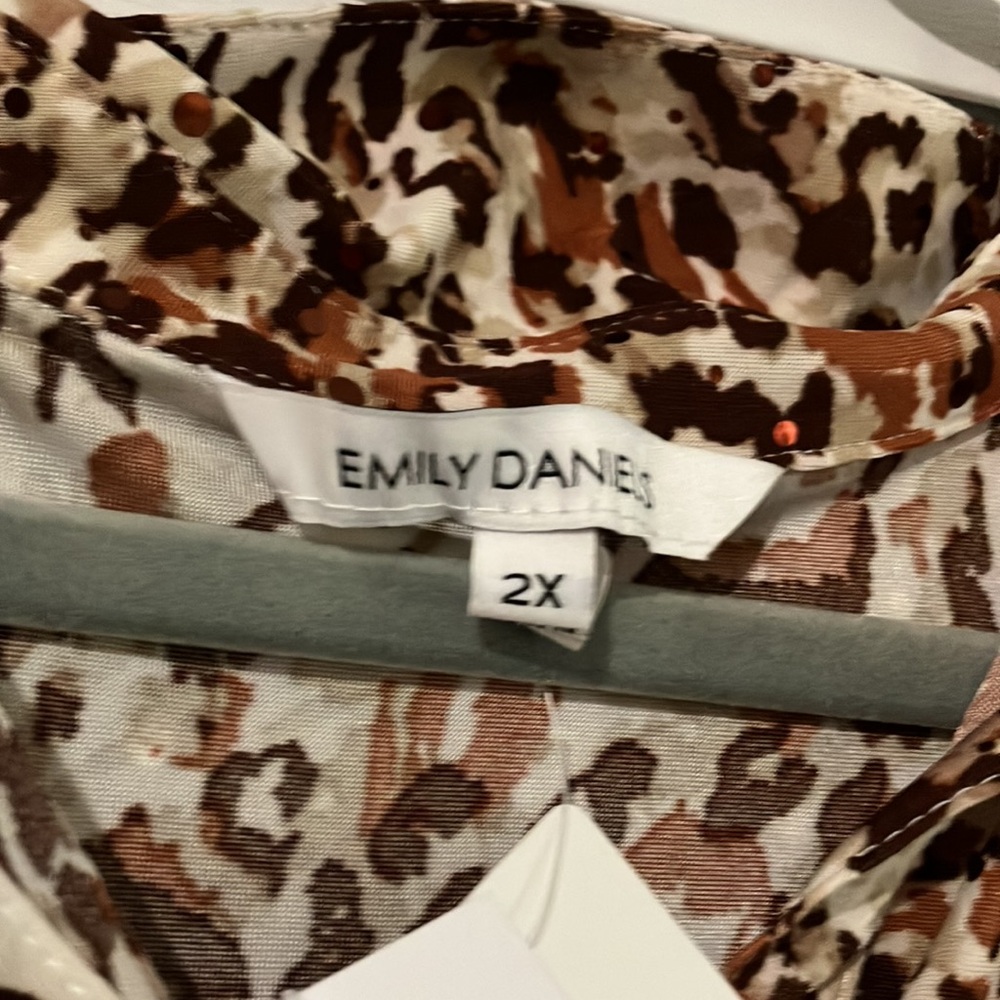HOLIDAY DEAL! Emily Daniel’s Button Down Blouse - Picture 4 of 11